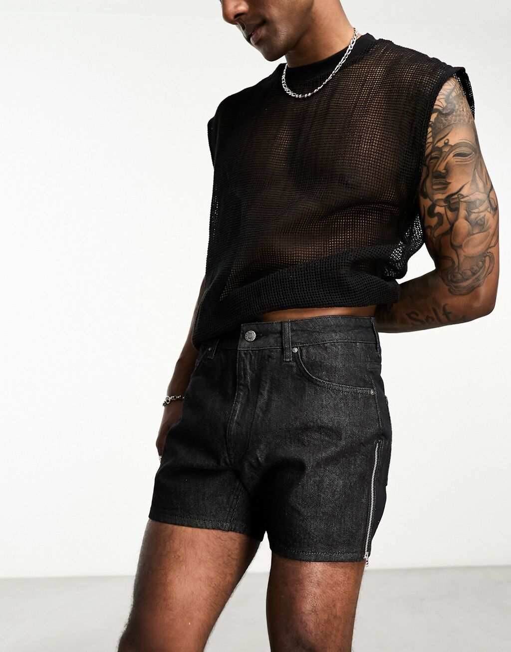 

Черные укороченные шорты с молниями по бокам ASOS DESIGN