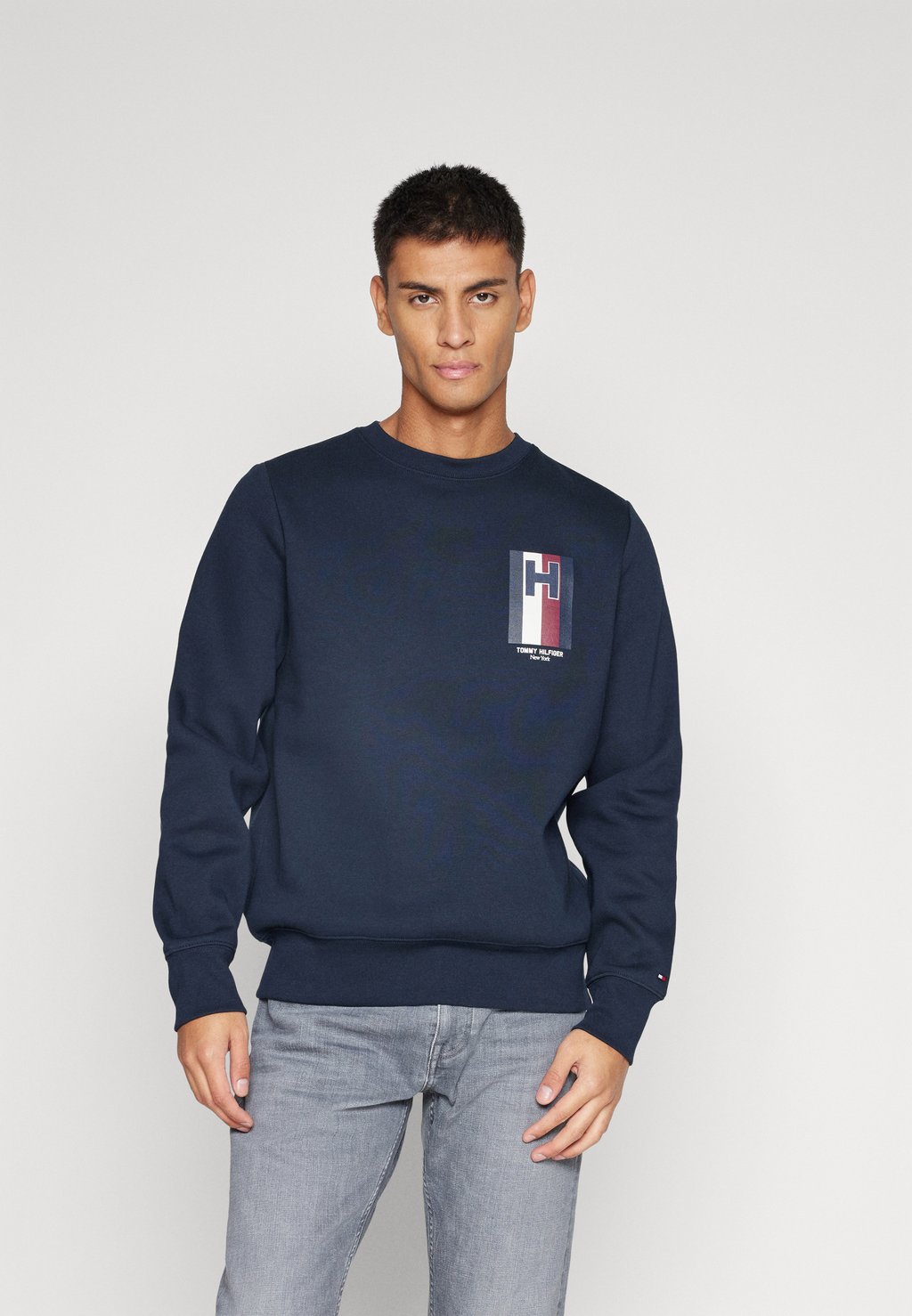 

Толстовка Tommy Hilfiger EMBLEM CREWNECK, цвет desert sky