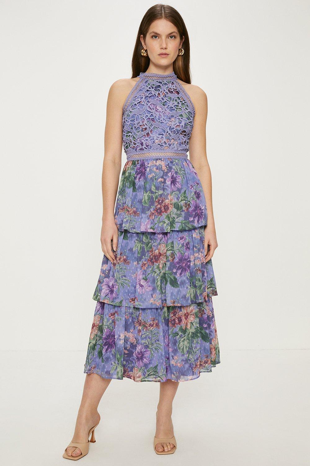 цена Многоярусное платье миди из кружева с цветочным принтом с бретелькой на шее Oasis, фиолетовый