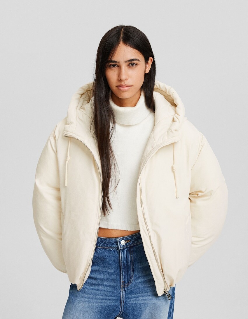 

Пуховик с капюшоном Bershka, экрю