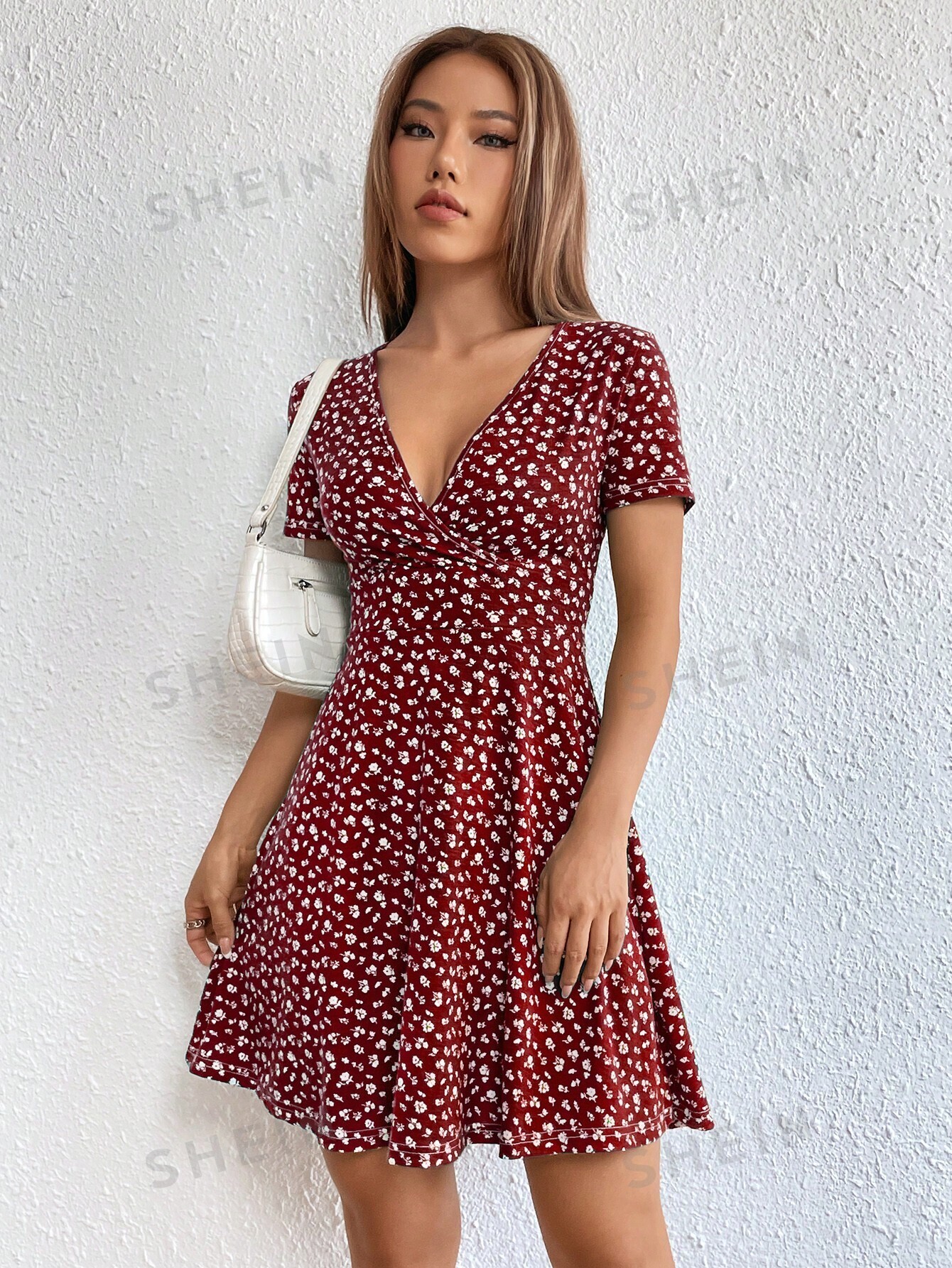 SHEIN EZwear Женское платье с глубоким v-образным вырезом и короткими рукавами с принтом, красный фото