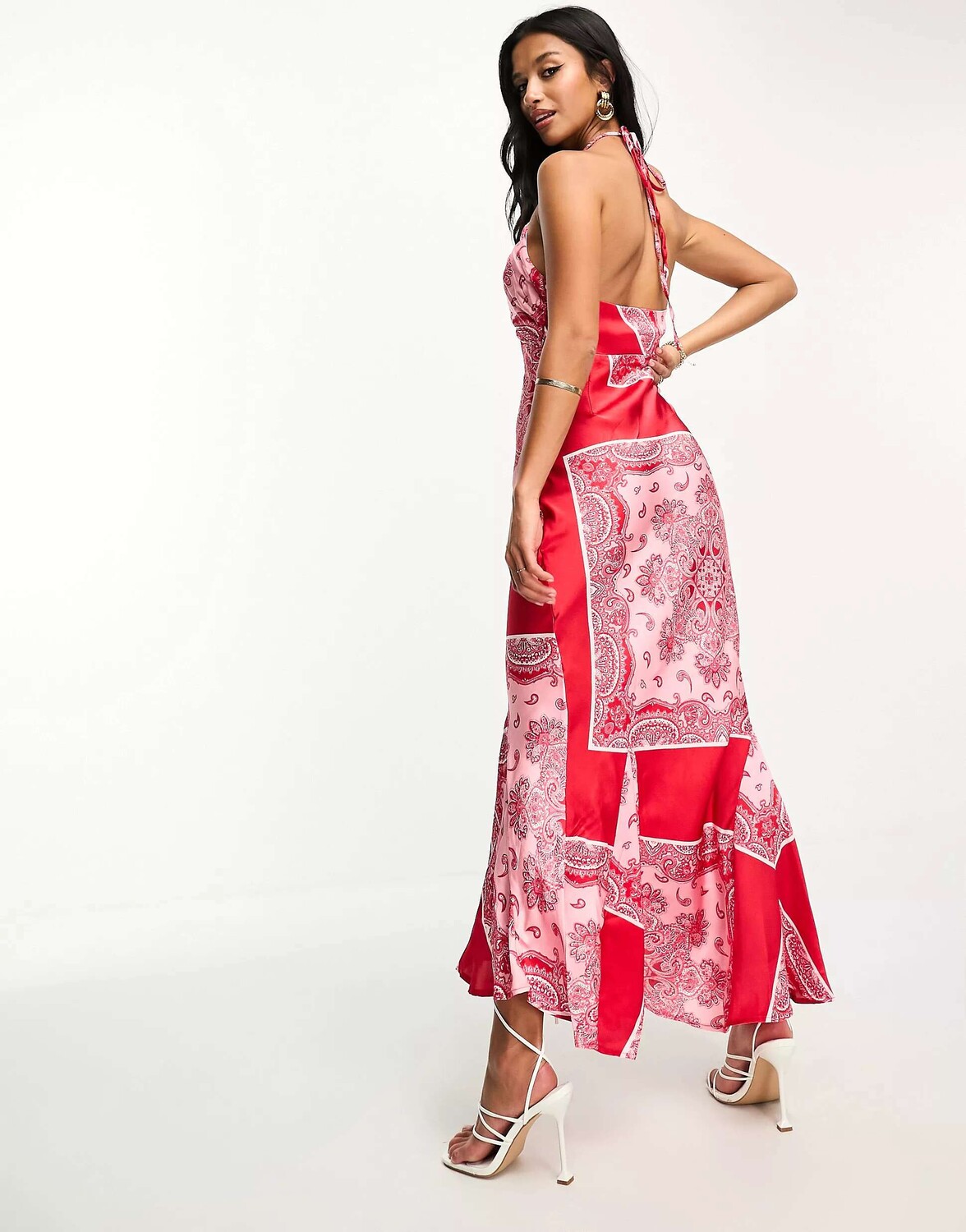 

ASOS DESIGN Petite атласное платье средней длины с бретельками на шее и принтом бандана