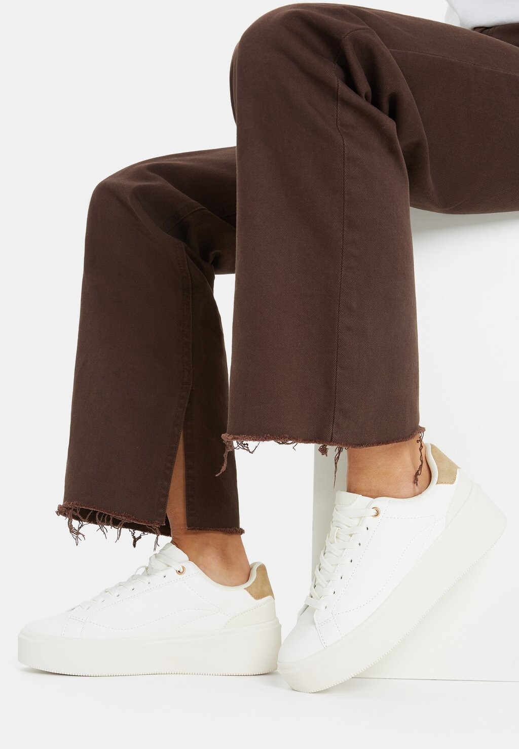 цена Низкие кроссовки Heeled Platform Bershka, белый