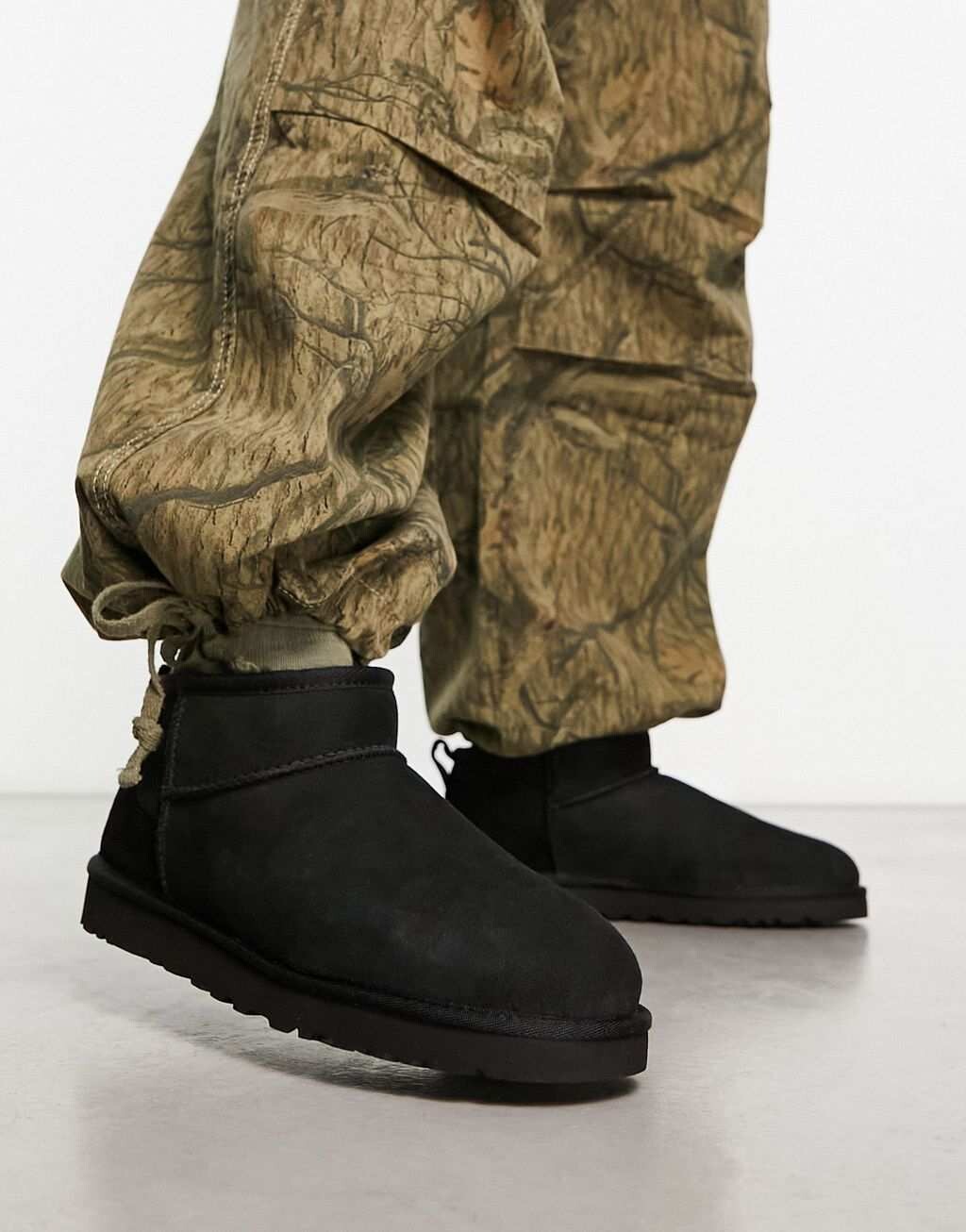 

Угги UGG Ultra из черной замши