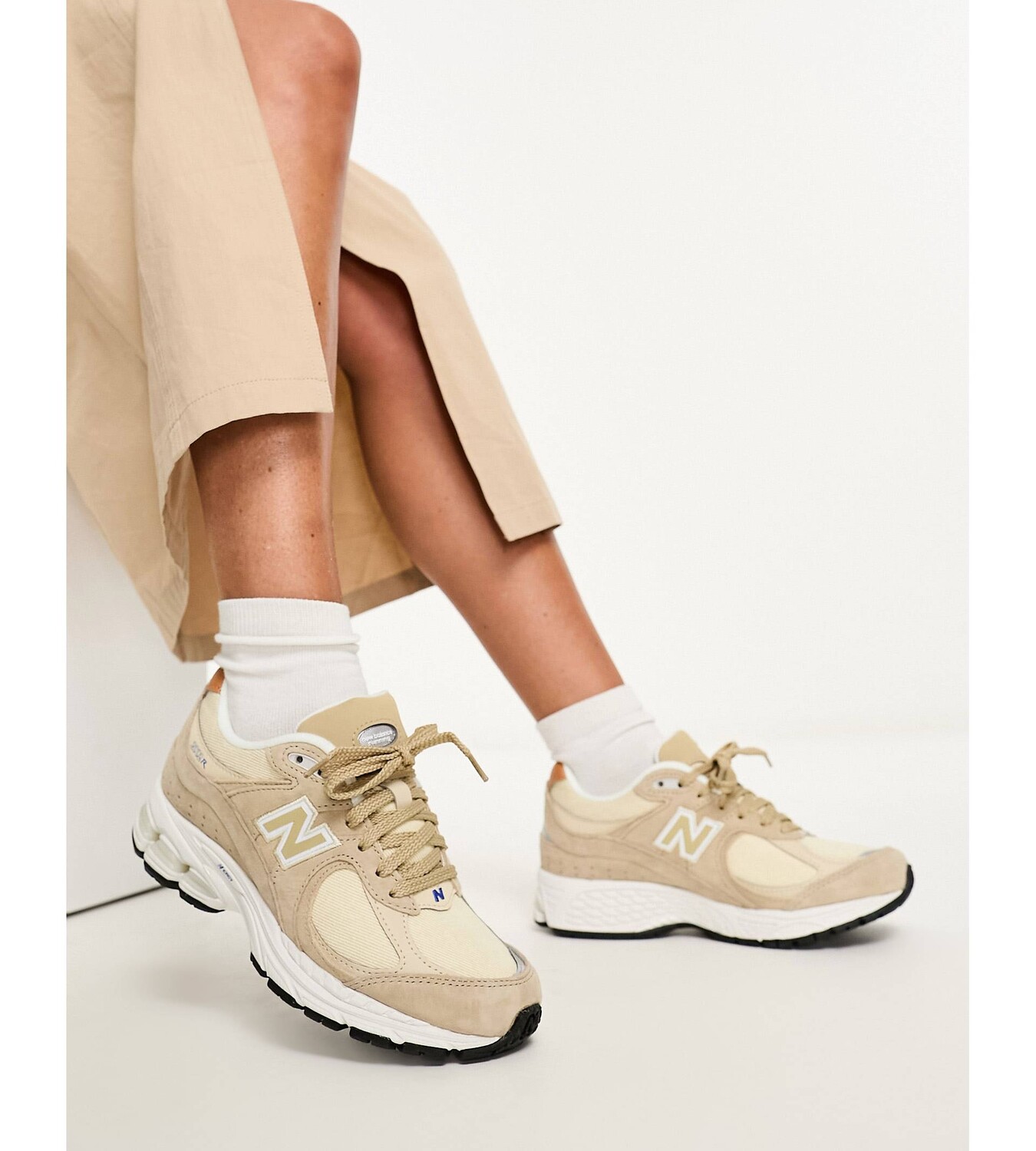 

Светло-коричневые кроссовки New Balance 2002