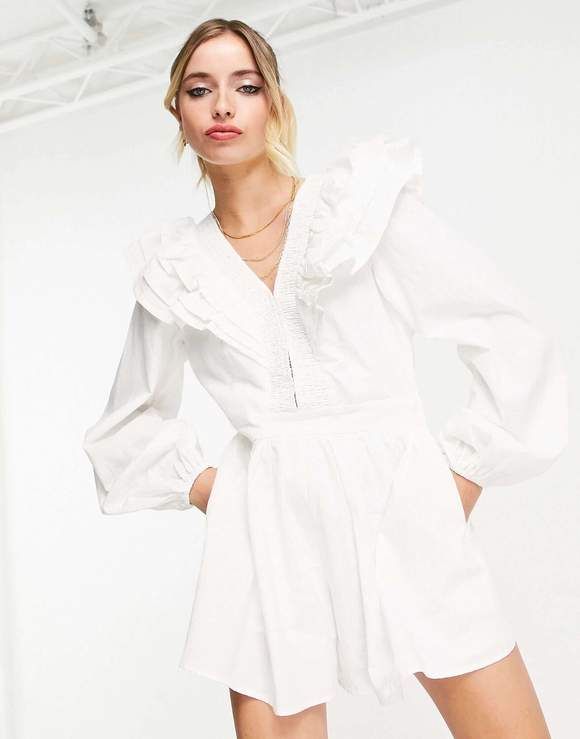 

Белый комбинезон In The Style x Lorna Luxe с объемными рукавами и объемными рукавами