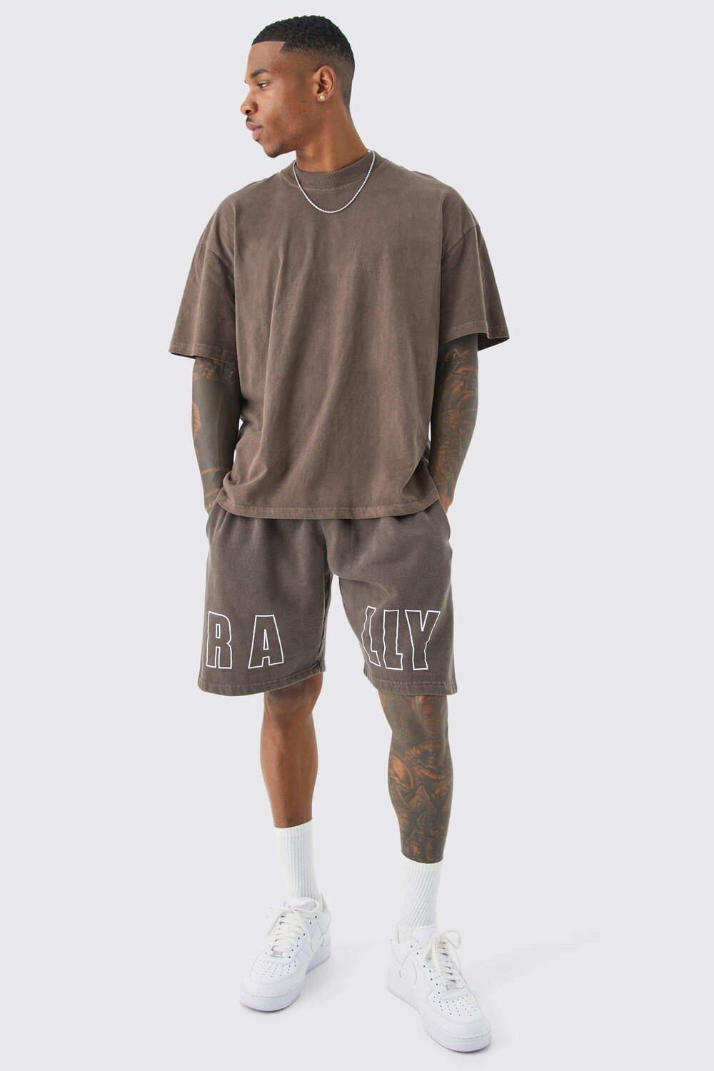 

Футболка oversize overdyed и короткий комплект Boohoo, шоколадный, Коричневый