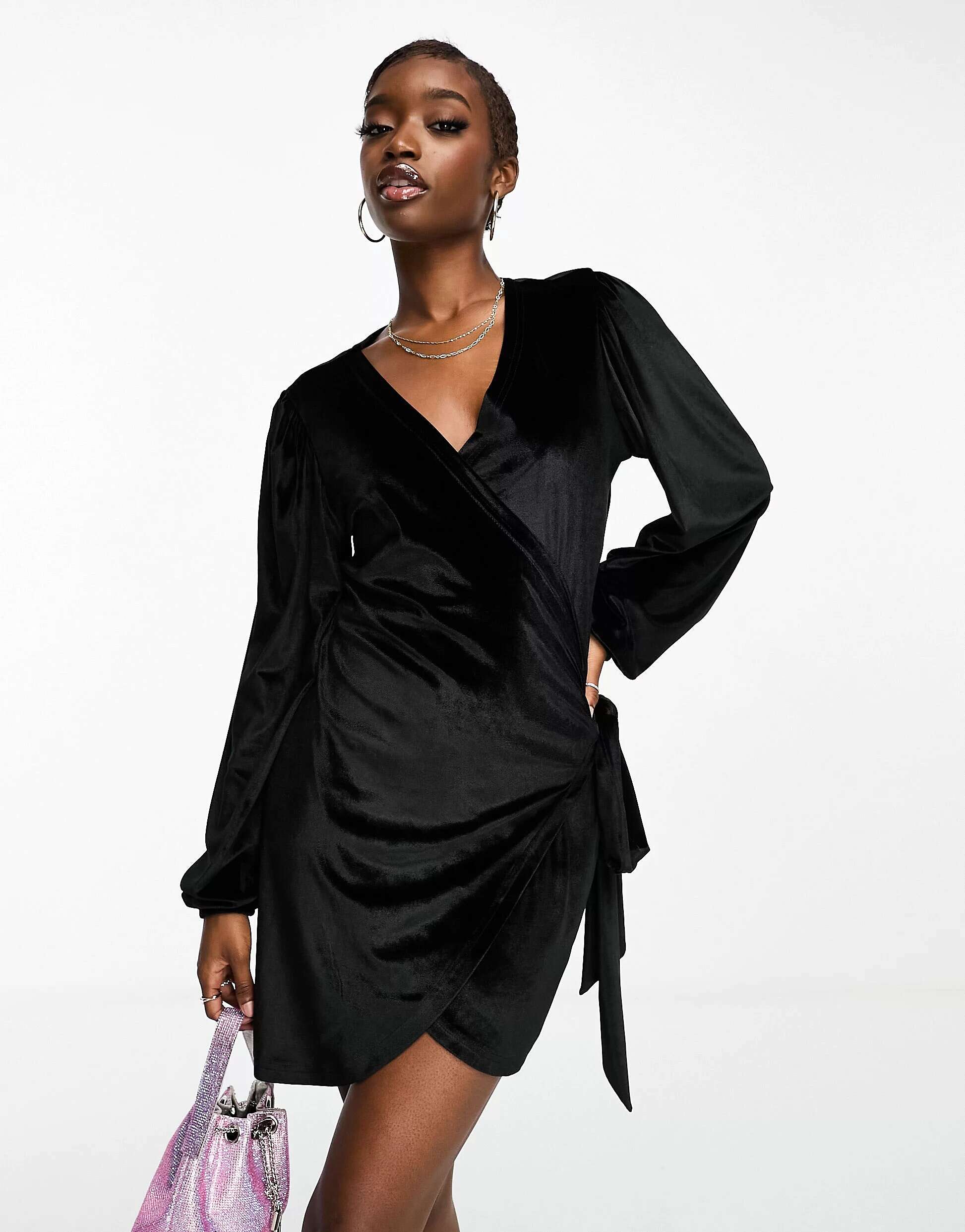 Эксклюзивное черное бархатное мини-платье с завязками по бокам In The Style