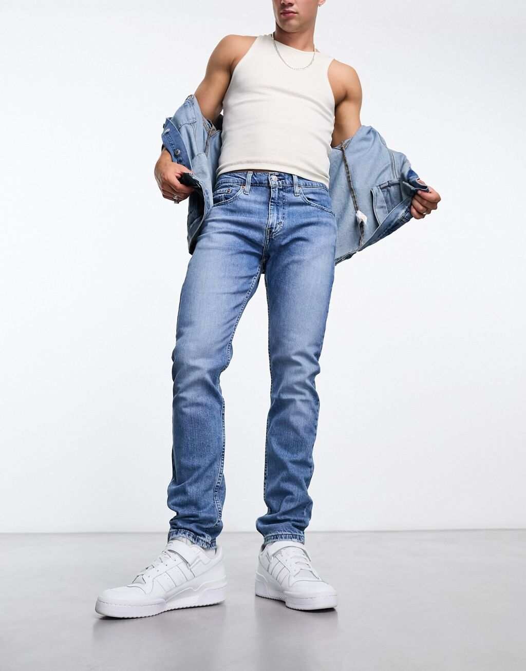

Голубые зауженные джинсы Levi's 512