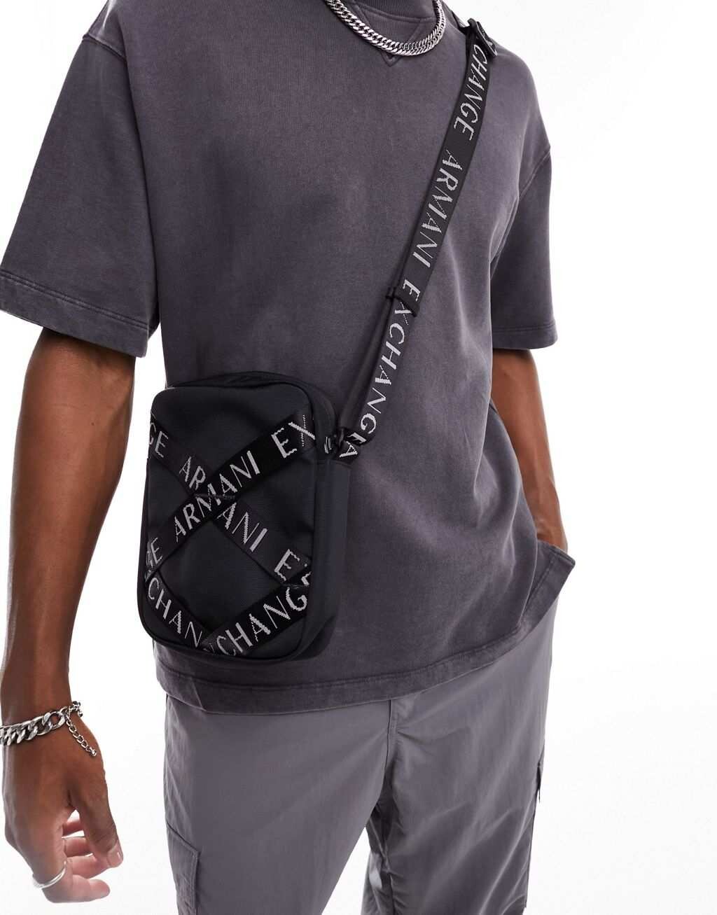 

Черная сумка для трупов с логотипом Armani Exchange