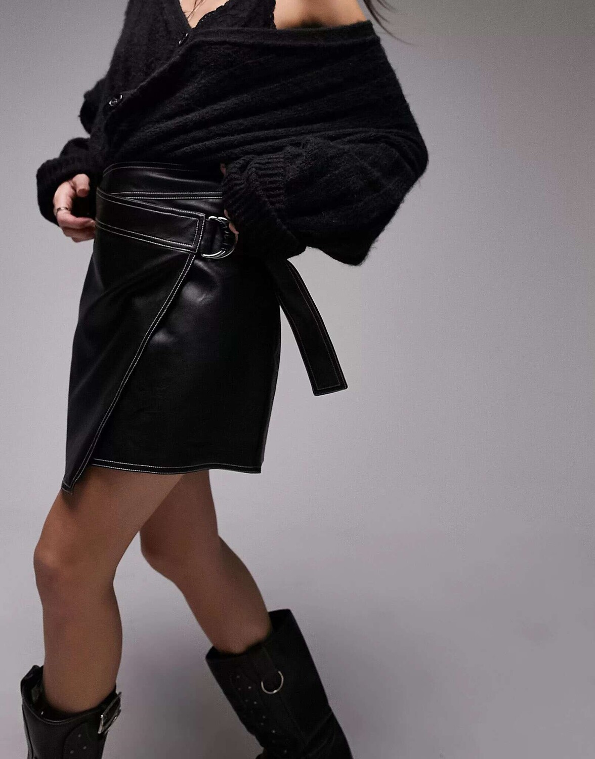 

Черная мини-юбка Topshop с поясом и стежками