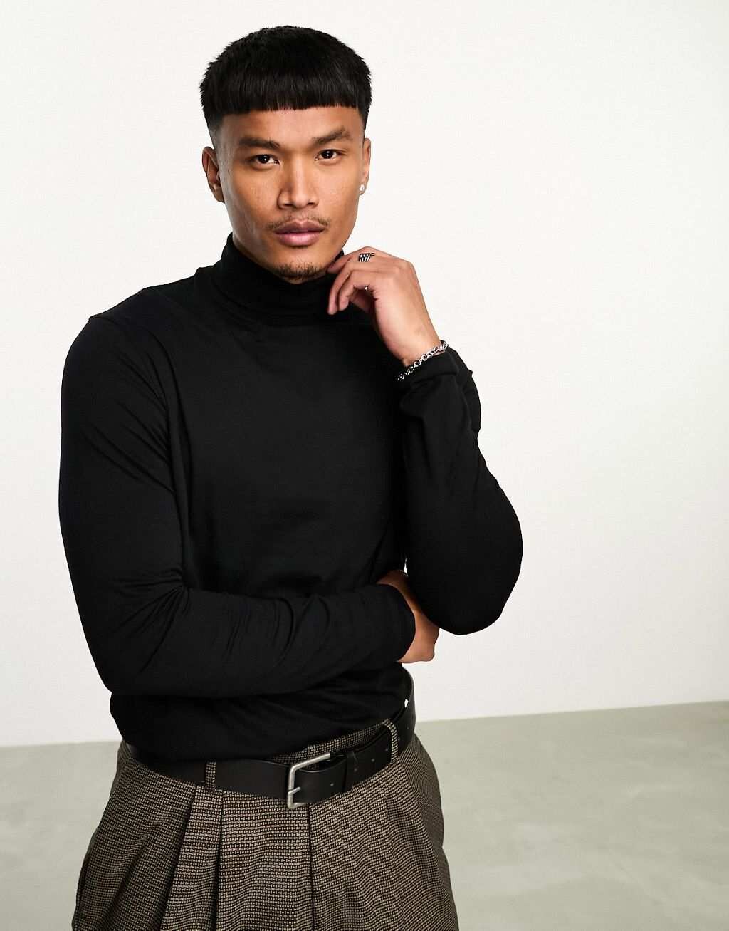 

Черная футболка с длинным рукавом и высоким воротником ASOS DESIGN