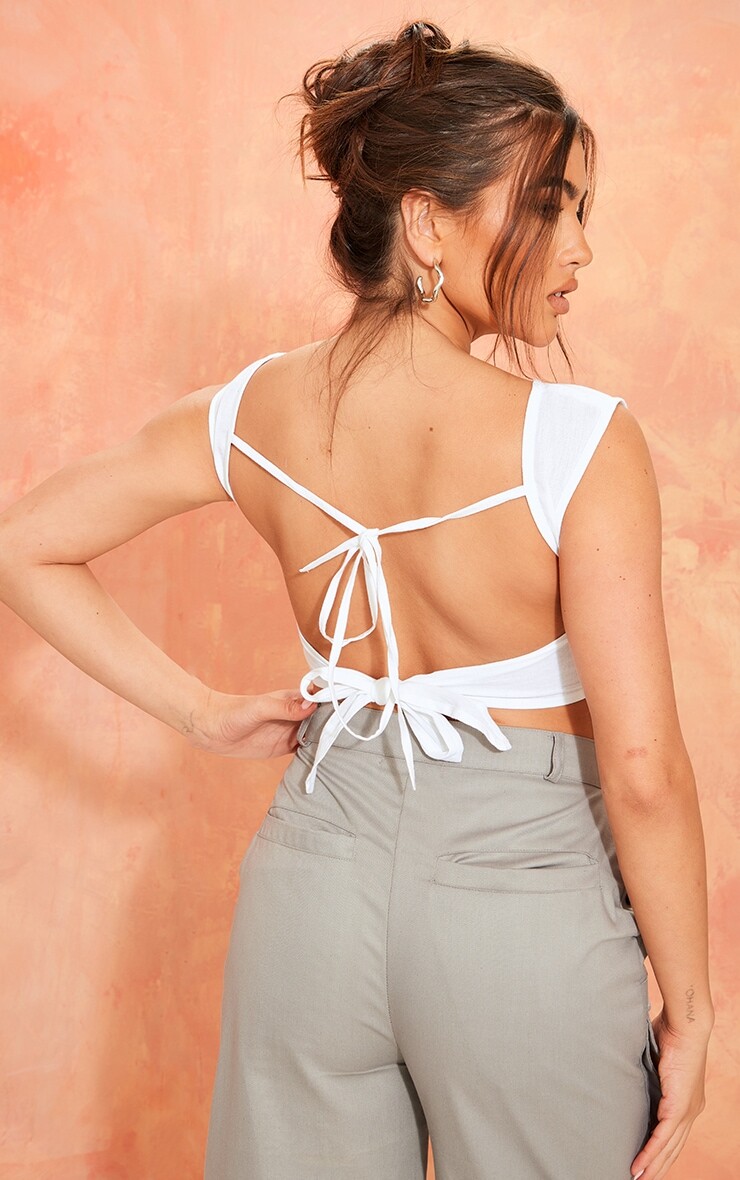 

PrettyLittleThing Белый укороченный топ с открытой спиной и льняным эффектом