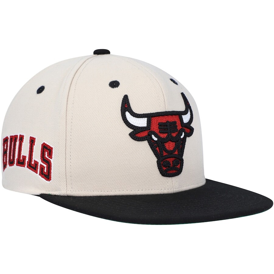 

Бейсболка Mitchell & Ness Chicago Bulls, кремовый
