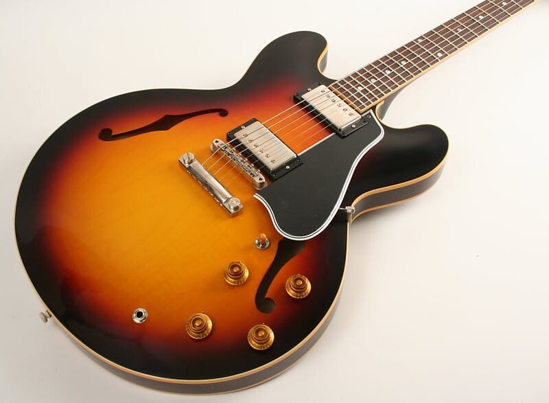 

Электрогитара Gibson Custom Shop 1959 ES-335 Reissue VOS Vintage Burst A930575