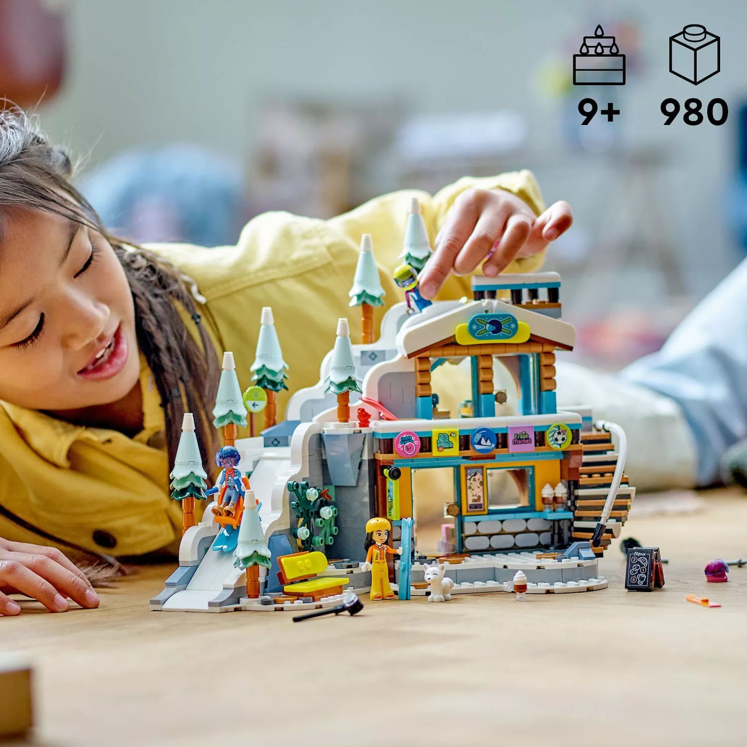 Набор игрушек LEGO Friends «Праздничный лыжный склон и строительство кафе» 41756 (980 деталей) LEGO