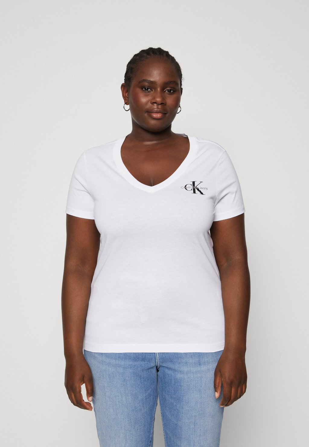 Футболка базовая LOGO V NECK Calvin Klein Jeans Plus, цвет white футболка с принтом scattered logo calvin klein jeans plus цвет white