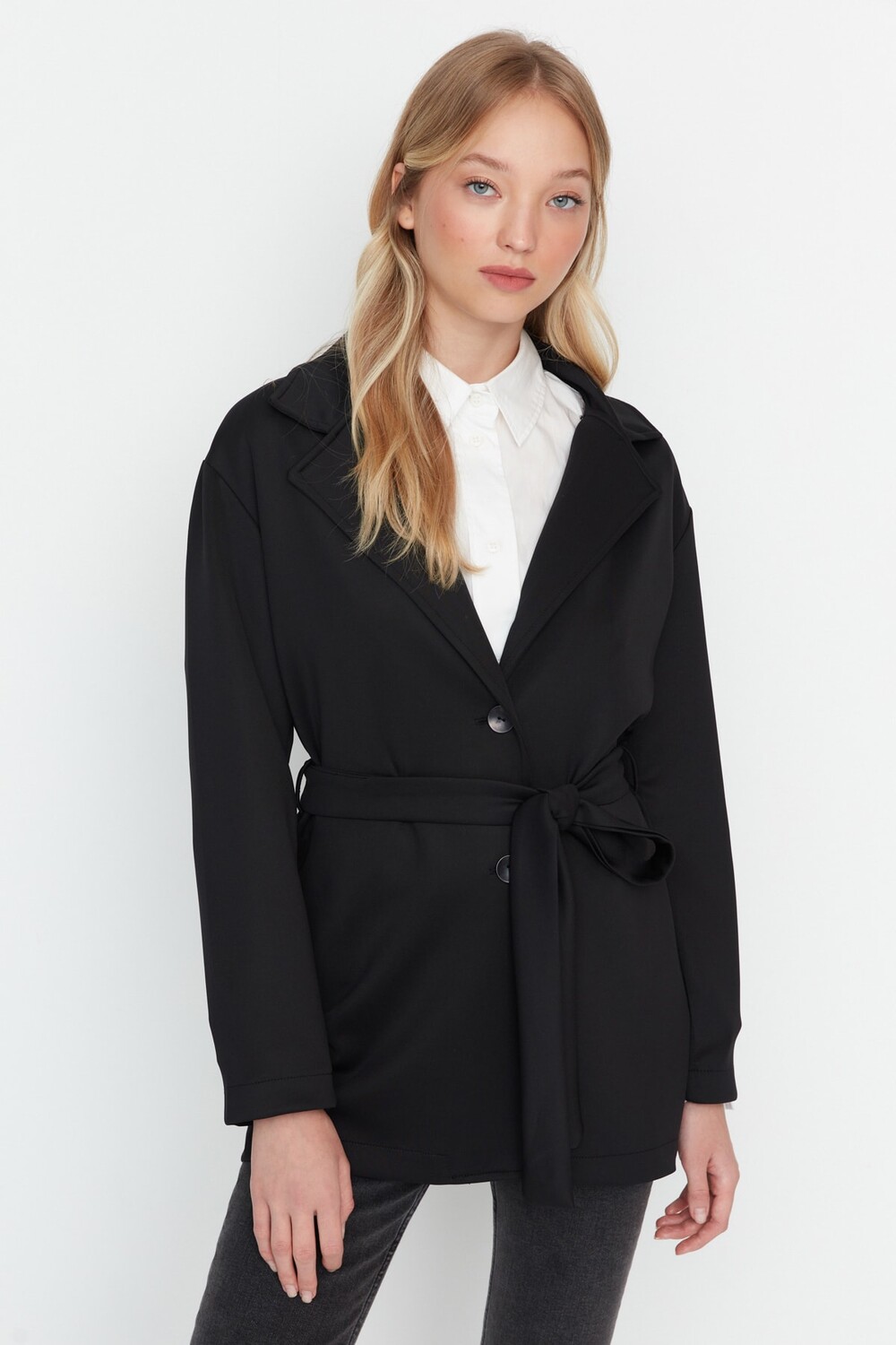

Черная вязаная куртка с застежкой на пояс Trendyol Modest, черный
