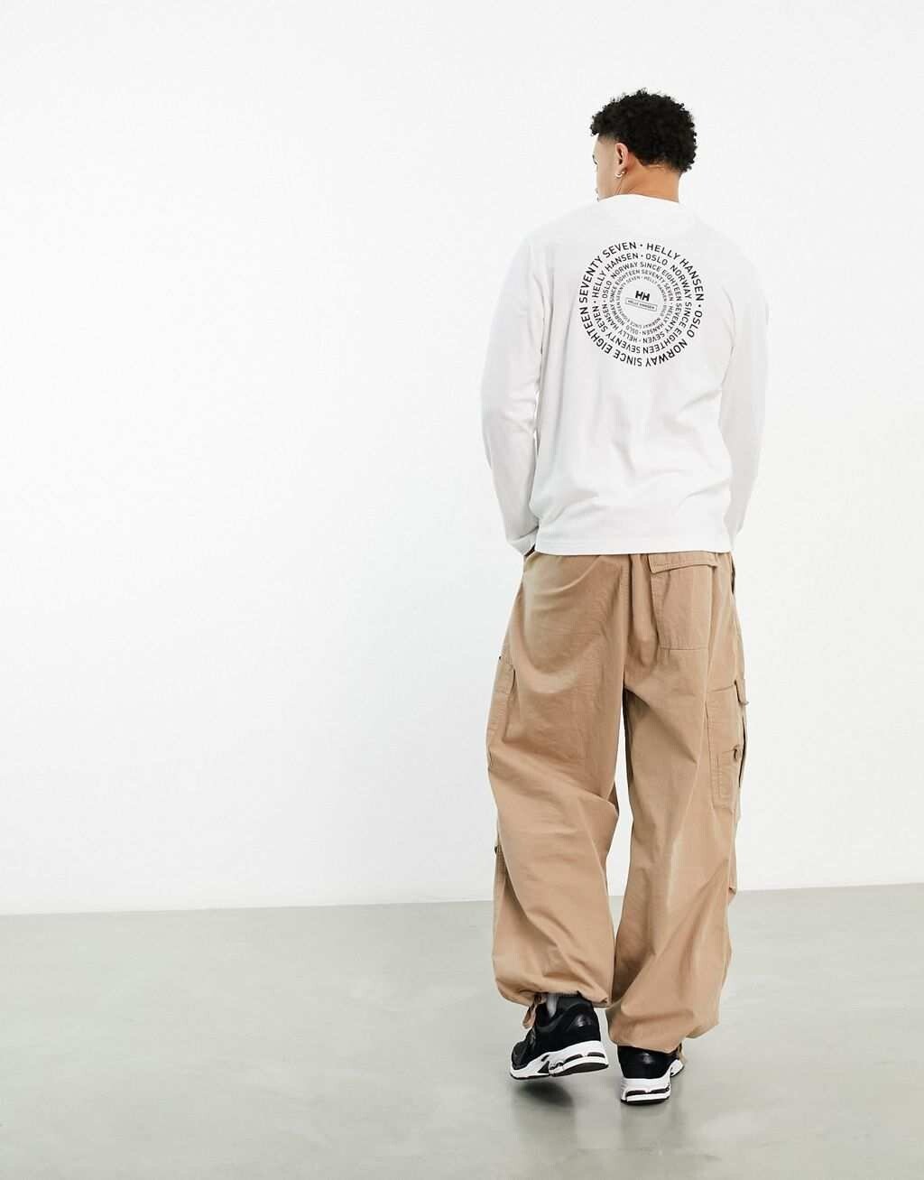 

Белый топ с длинными рукавами и принтом на спине Helly Hansen Move