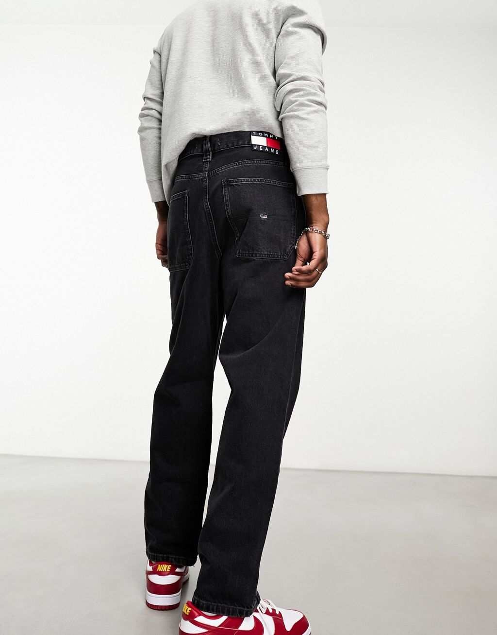 

Черные плиссированные джинсы Tommy Jeans