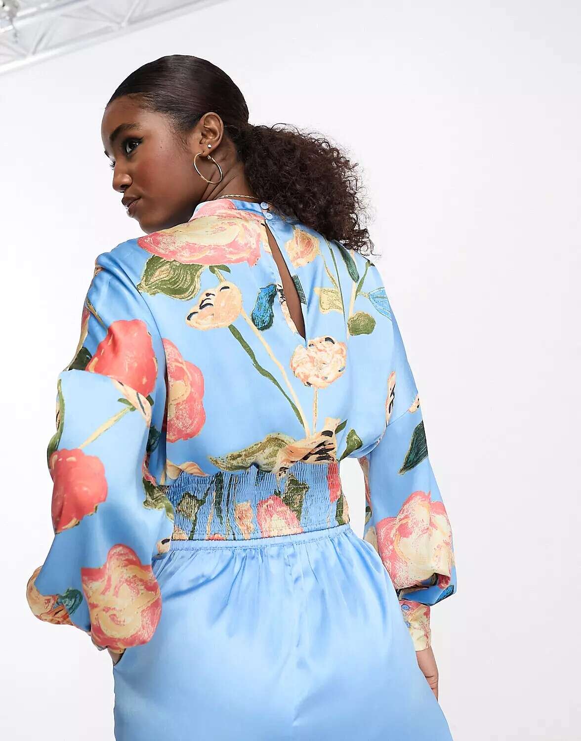 Атласная блузка с высоким воротником Vero Moda синего цвета с цветочным принтом блузка с присборками vero moda с цветочным принтом