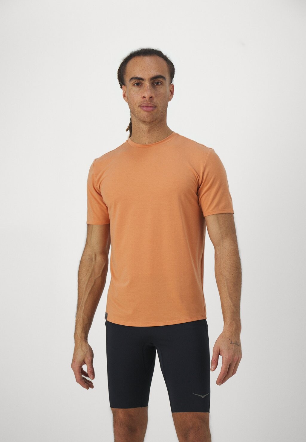 

Базовая футболка HOKA ESSENTIAL TEE, цвет cedar