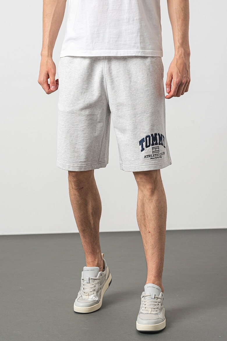 

Шорты-Бермуды свободного кроя и логотипом Tommy Jeans, серый