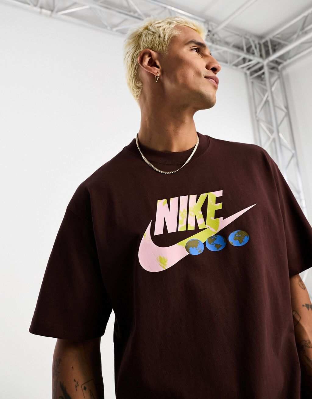 

Коричневая футболка с логотипом Nike Swoosh, Коричневый