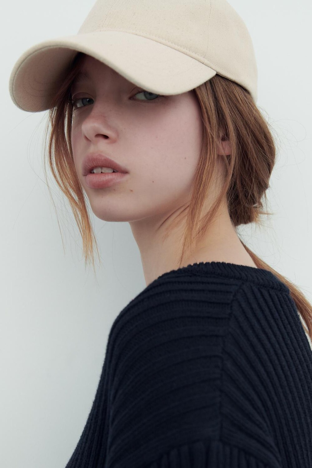

Базовая кепка из саржи ZARA, экрю