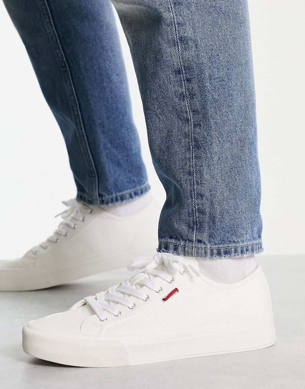 

Белые парусиновые кроссовки Levi's Hernandez с красным логотипом, Красный