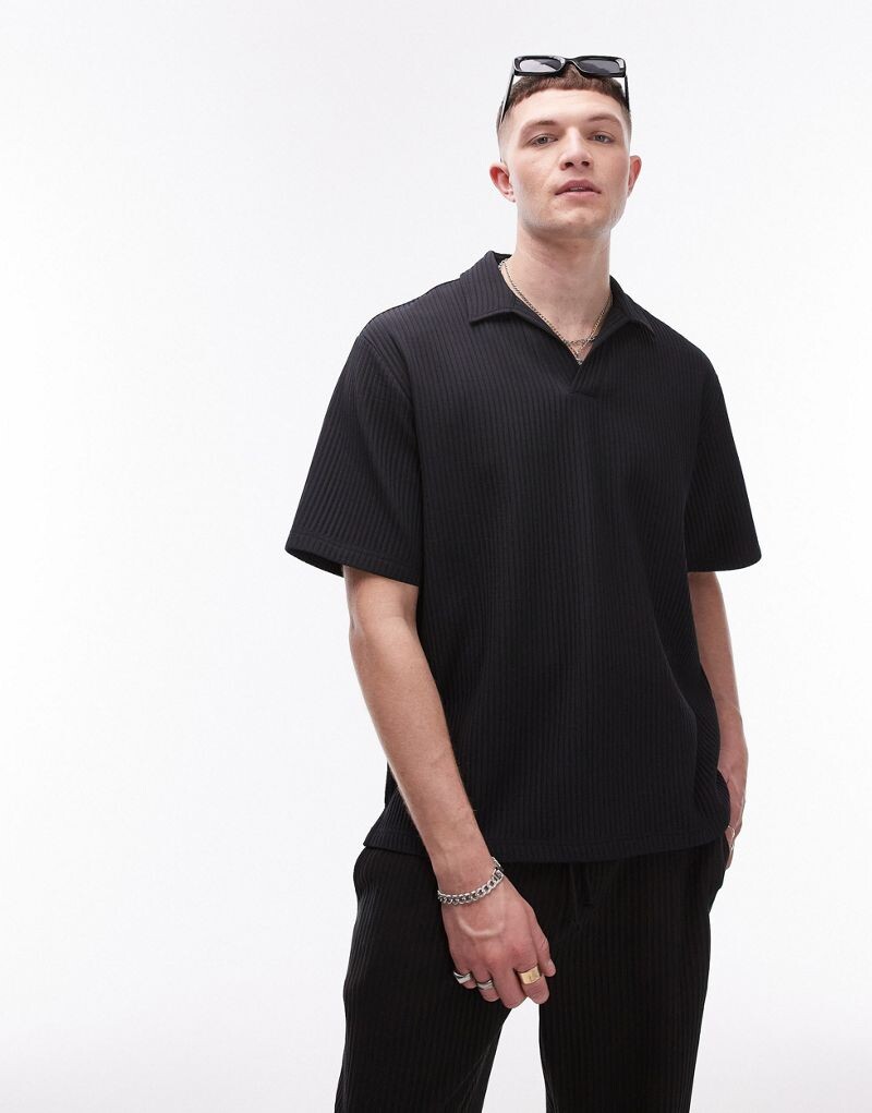 

Topman — черная плиссированная рубашка с короткими рукавами и воротником-поло
