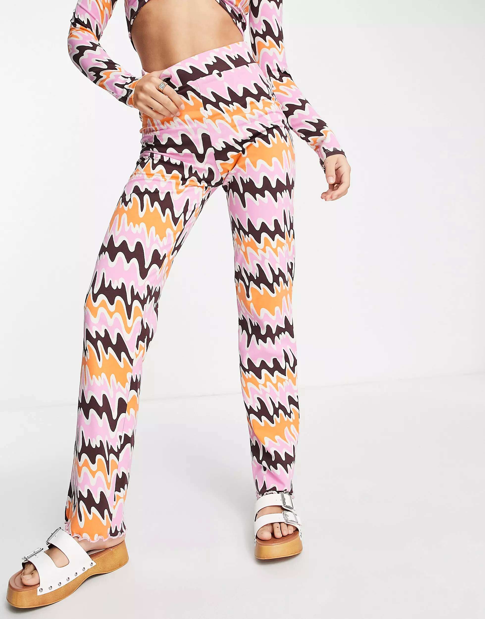 цена Комфортные прямые брюки Monki с оранжево-розовым абстрактным принтом
