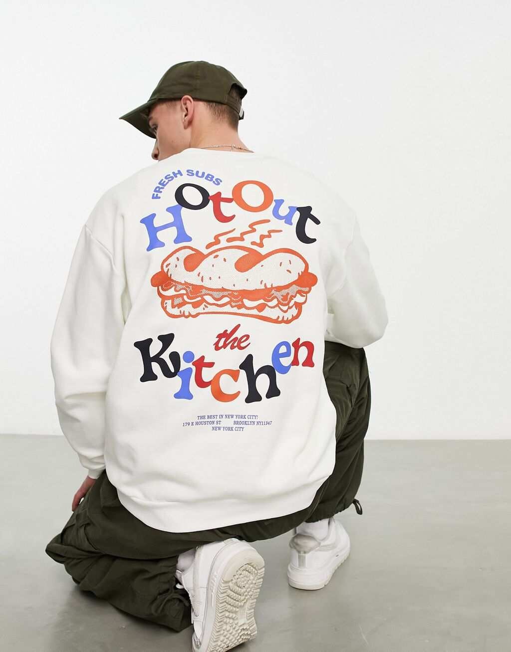 

Белоснежный оверсайз-свитшот с мультяшным сэндвич-принтом на спине ASOS DESIGN