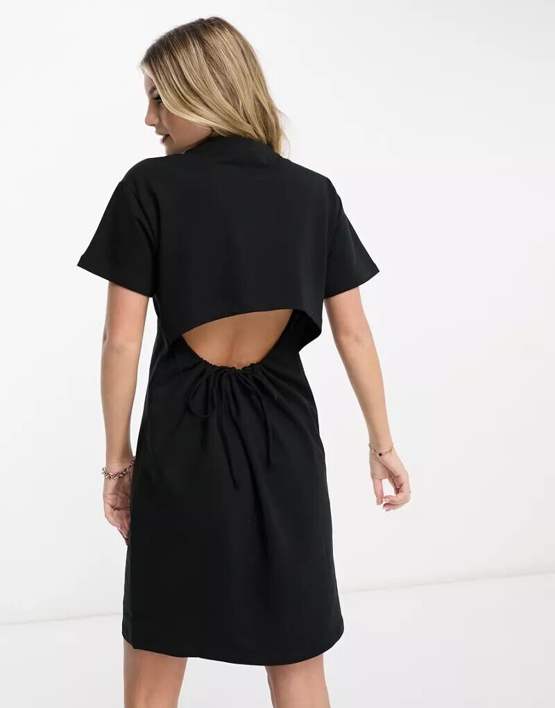 

Черное короткое платье-футболка с открытой спиной Vero Moda