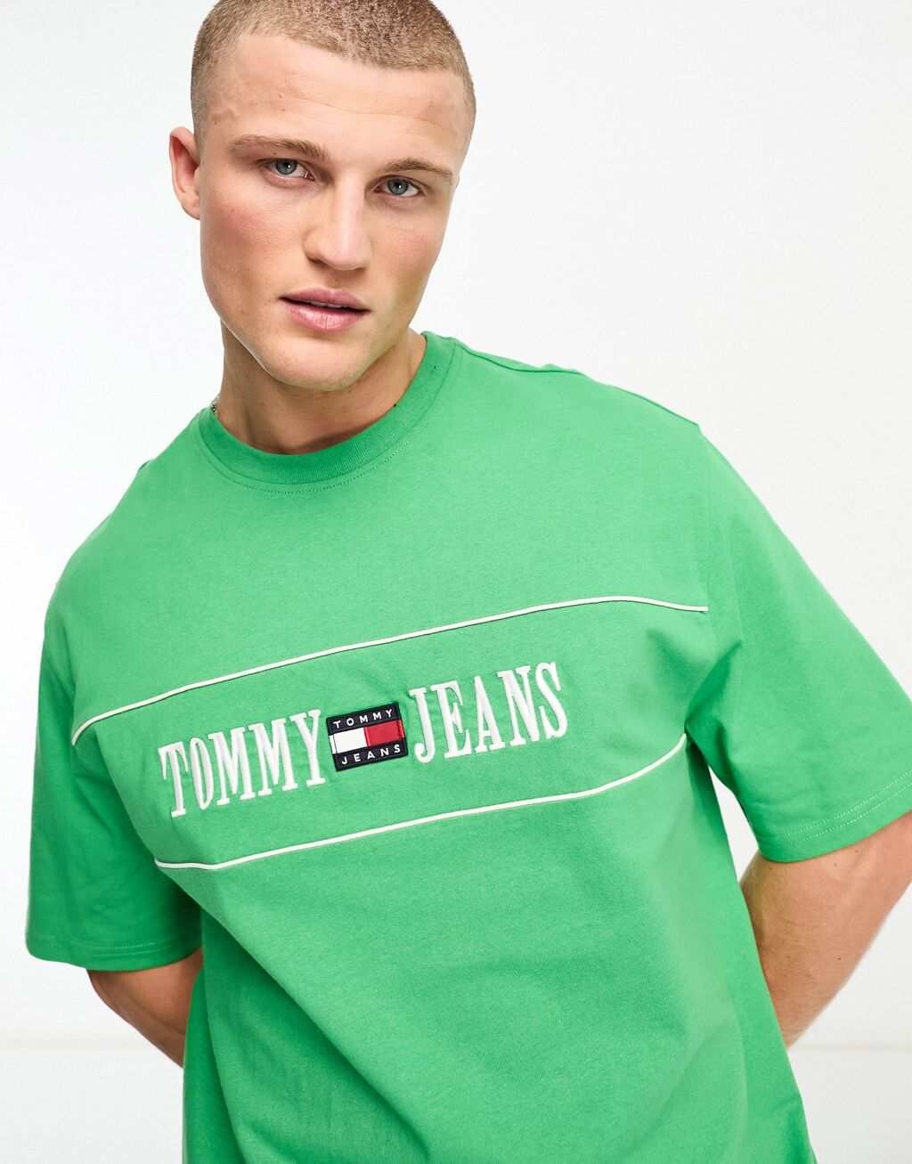 

Зеленая футболка с полосками и логотипом Tommy Jeans
