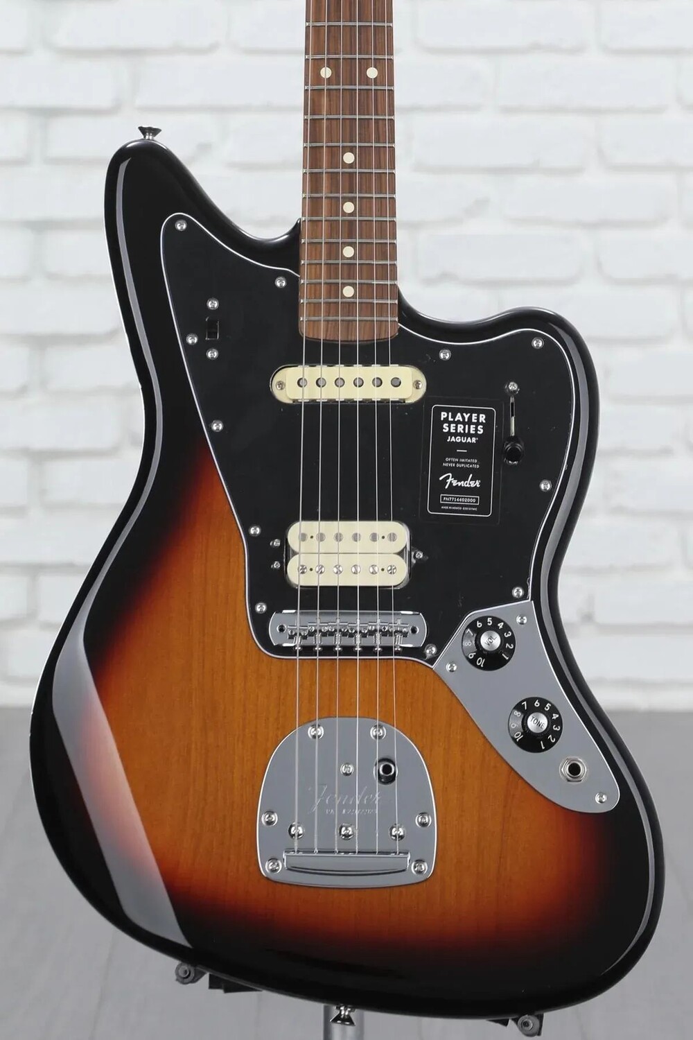 

Fender Player Jaguar — 3-тоновый Sunburst с накладкой на гриф Pau Ferro