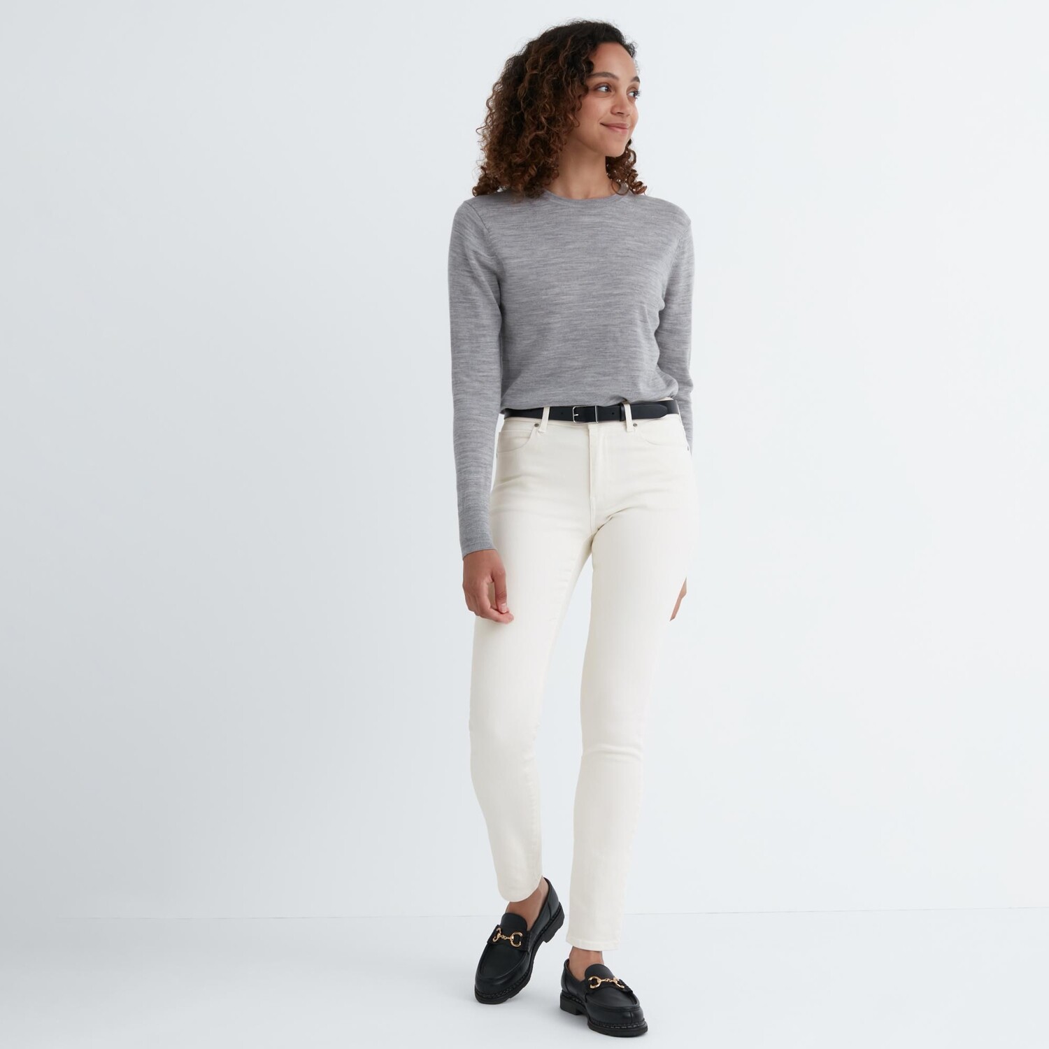 

Джинсы ультра-стрейч со средней посадкой Uniqlo, кремовый