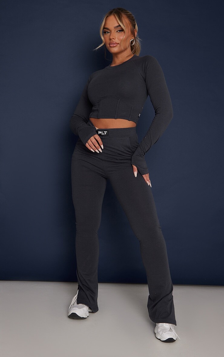 

PrettyLittleThing Темно-серые расклешенные брюки скинни с логотипом