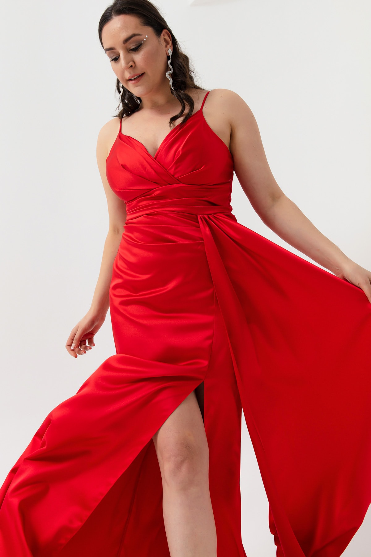 цена Женское красное длинное атласное вечернее платье больших размеров и выпускное платье больших размеров Lafaba, красный