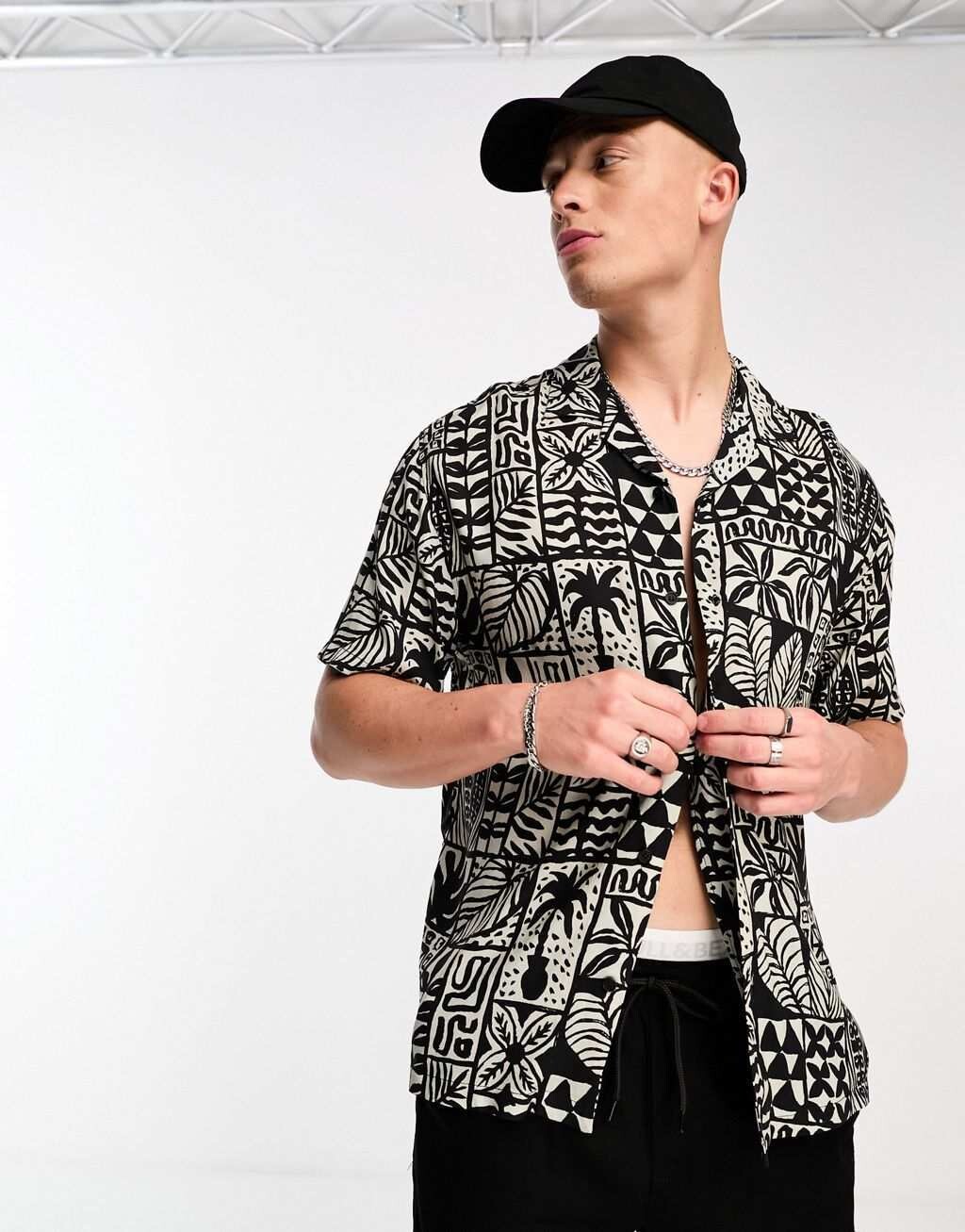 

Черная рубашка с разноцветным принтом Pull&Bear