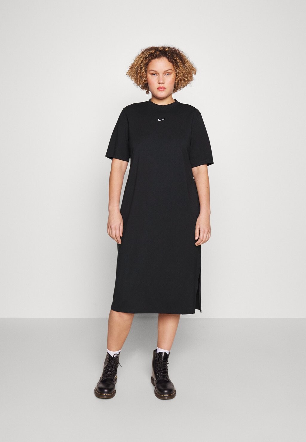 

Летнее платье Nike, черный