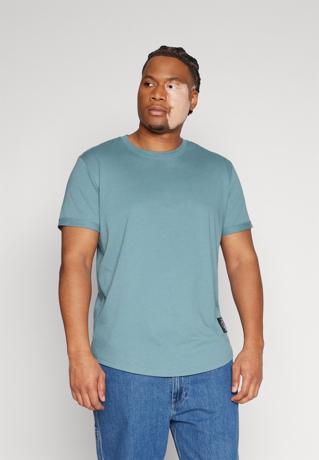 

Футболка базовая PLUS BADGE TURN UP SLEEVE Calvin Klein Jeans Plus, цвет goblin blue