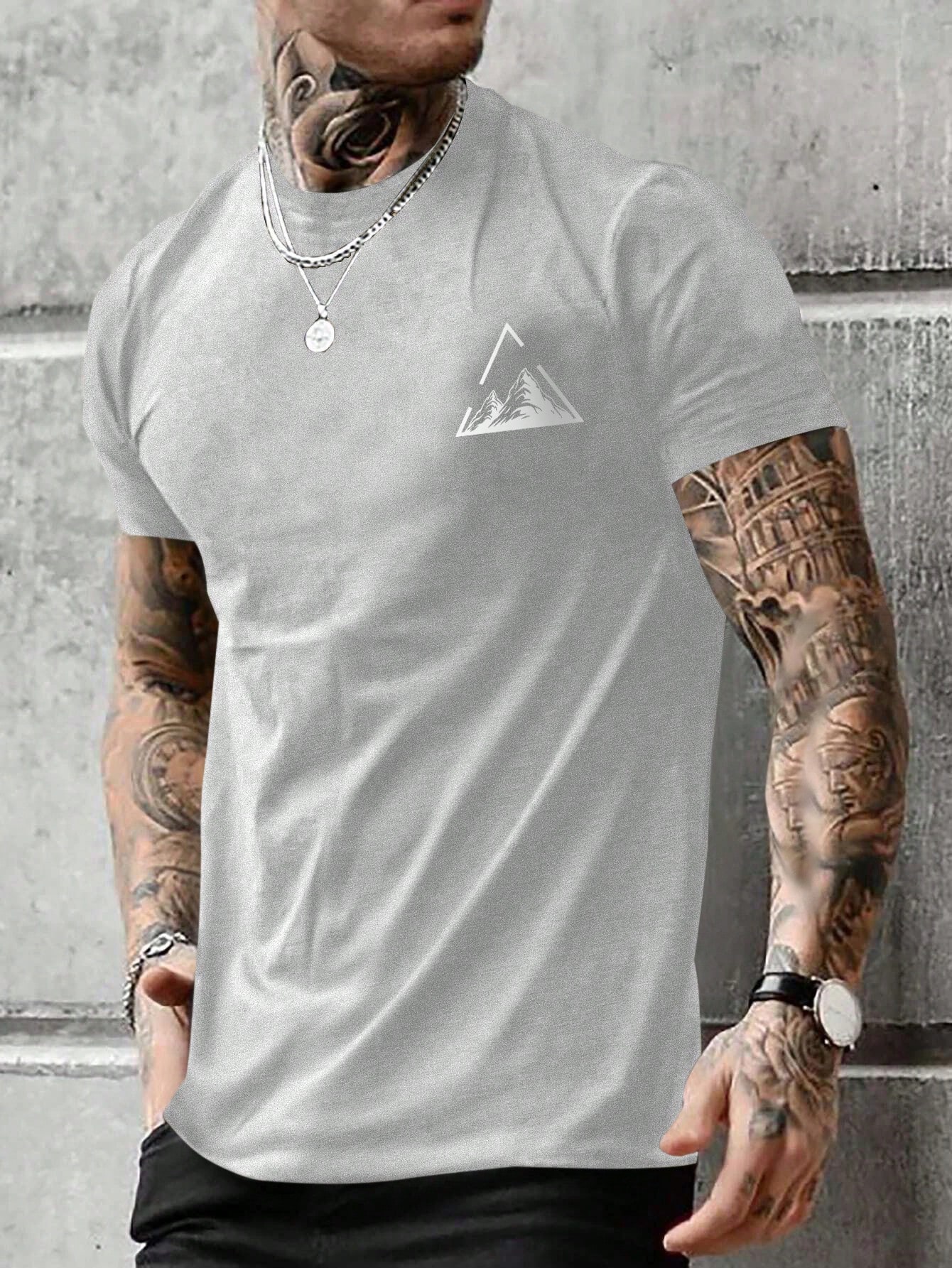 цена Мужская футболка Manfinity LEGND с короткими рукавами и принтом гор, светло-серый