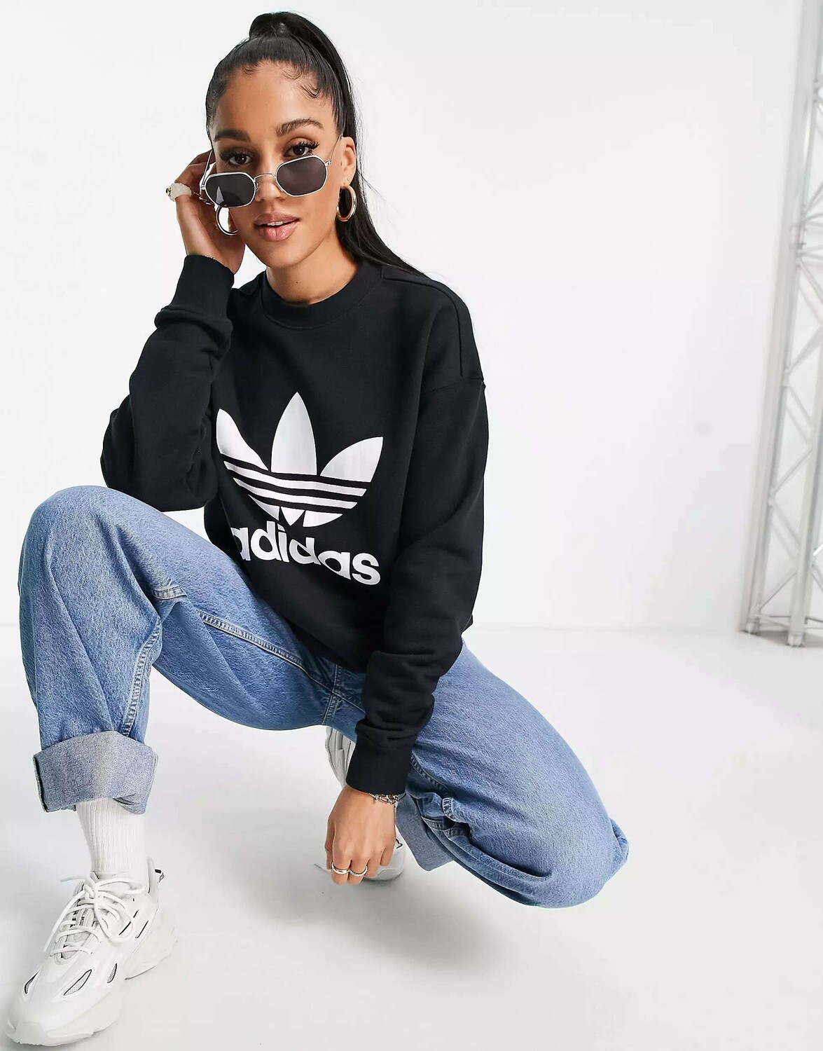 

Черный свитшот adidas Originals adicolor с большим трилистником