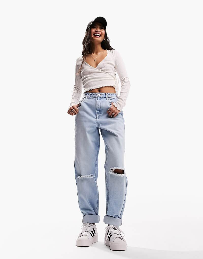 

Голубые свободные джинсы Mom с высокой посадкой и рваными коленями ASOS DESIGN