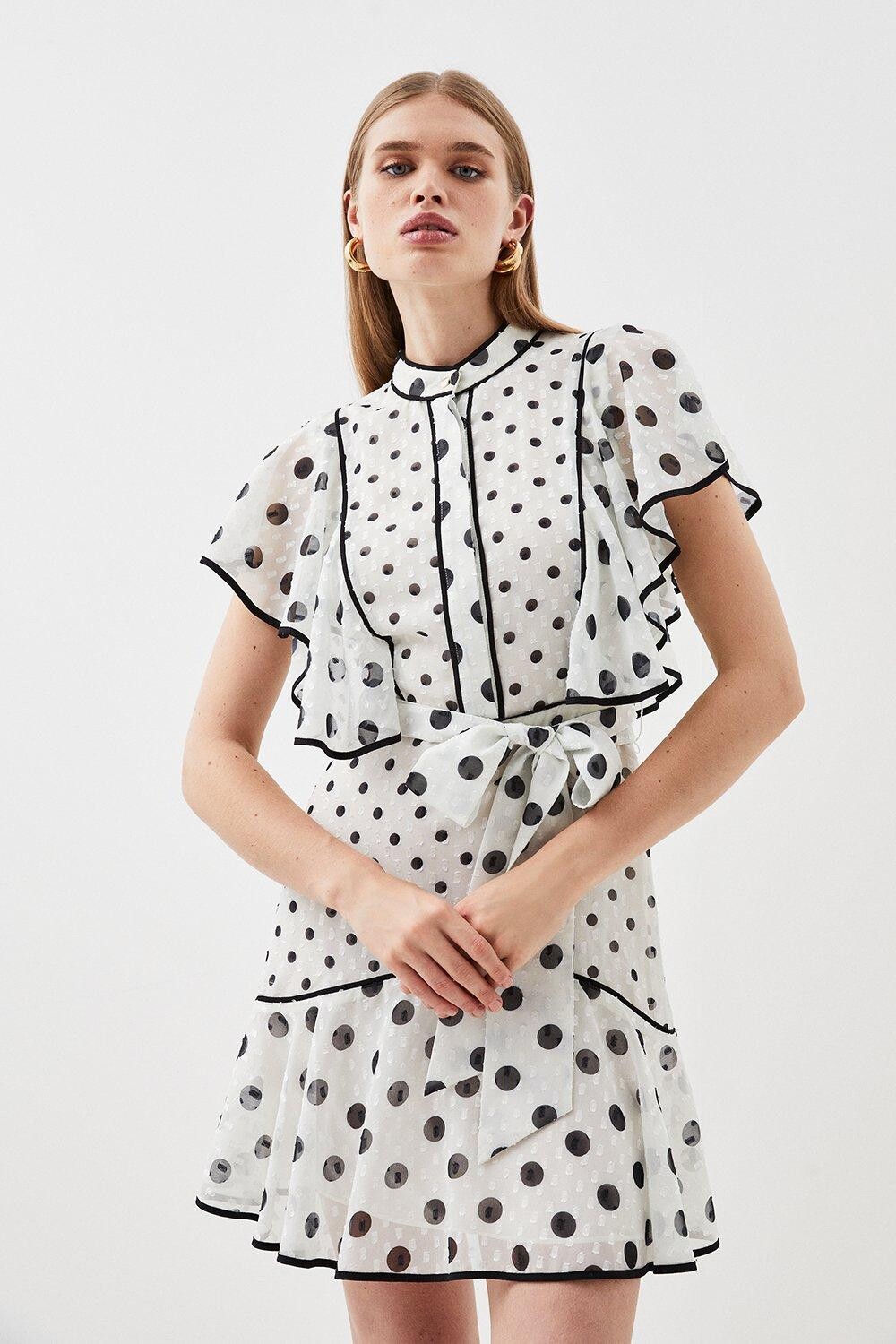 

Мини-платье из жоржета с рюшами в горошек Karen Millen, белый