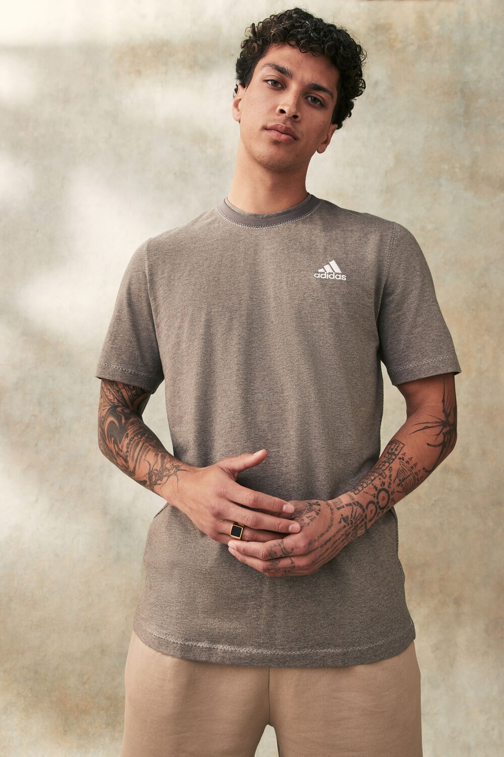 

Футболка из 100% хлопка, меланжевая, базовая Adidas, коричневый