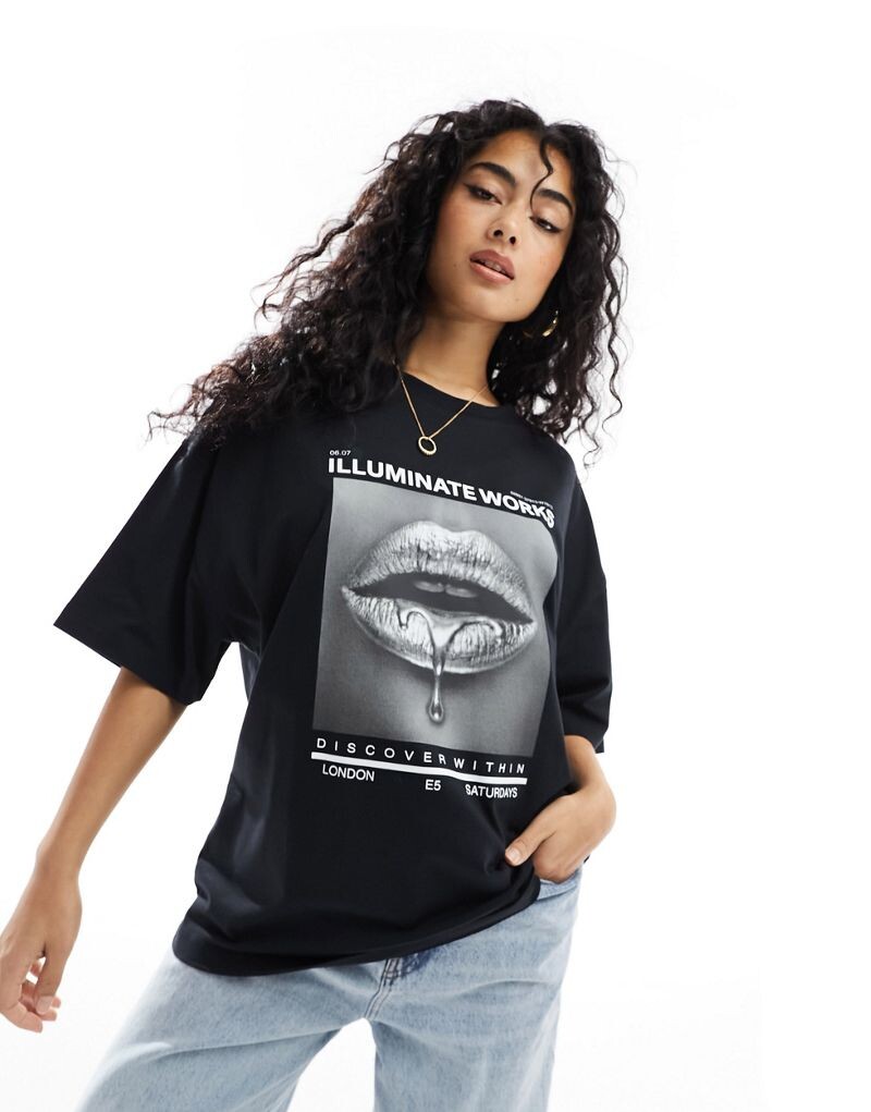 

Черная футболка бойфренда с серебряным принтом в виде губ ASOS DESIGN