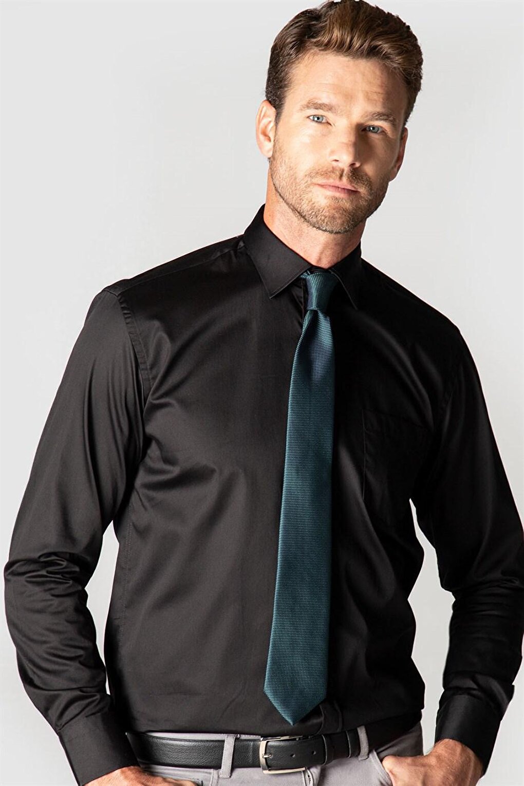 Классическая мужская рубашка из хлопкового атласа черного цвета TUDORS