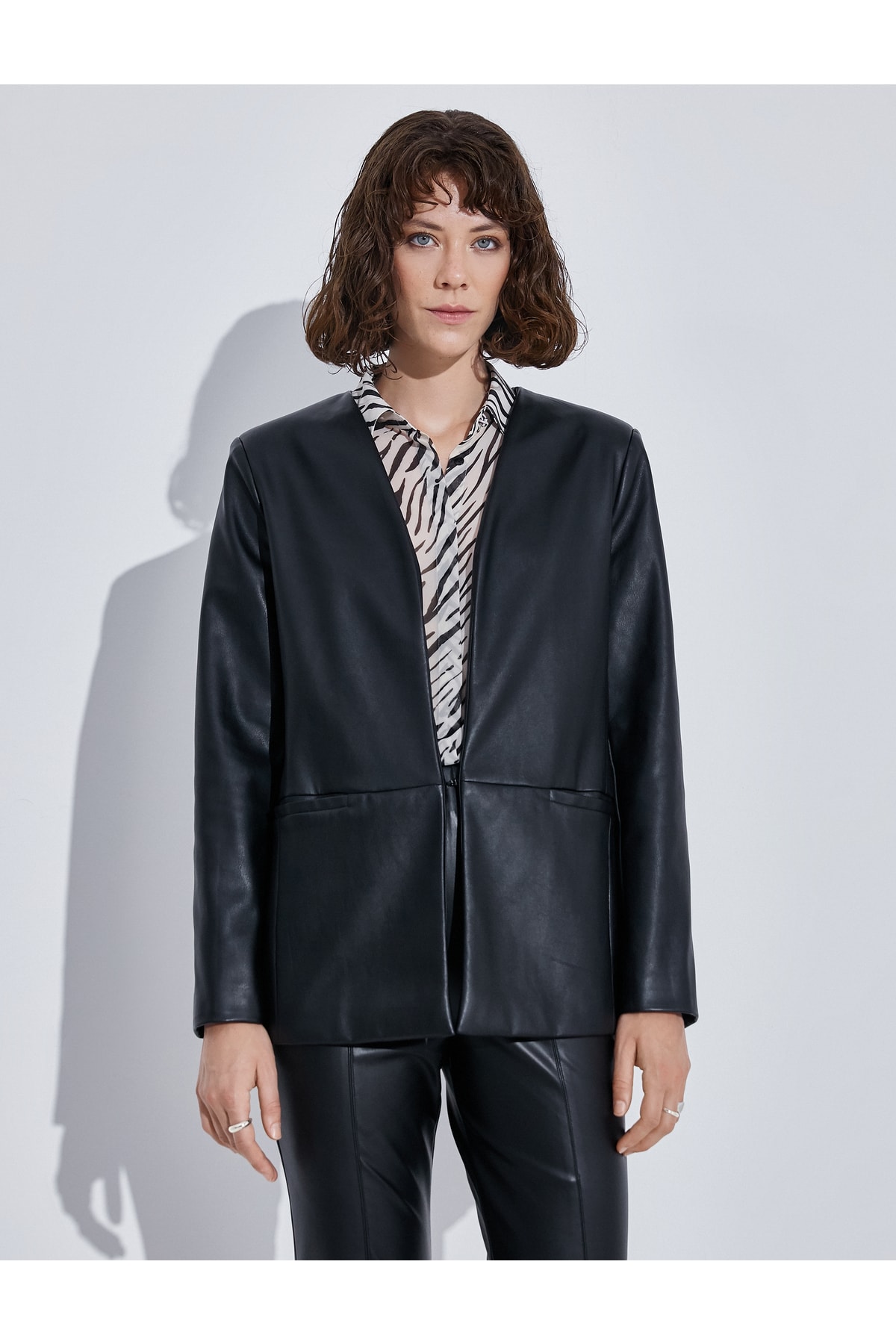 Кожаный пиджак-блейзер Koton, черный цена и фото